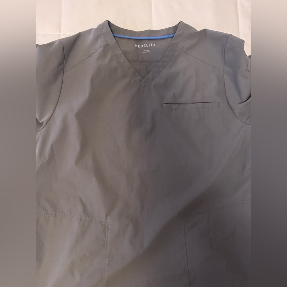 Medelita men’s scrub set in gray. Size XL. Excellent condition